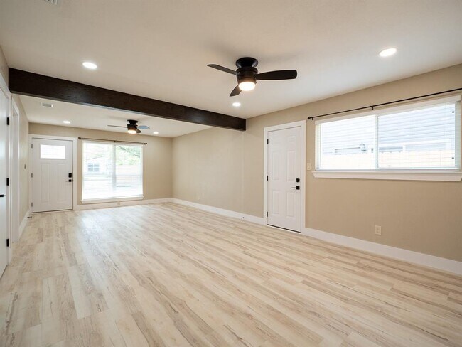 Foto del edificio - 8314 Bowling Green Dr