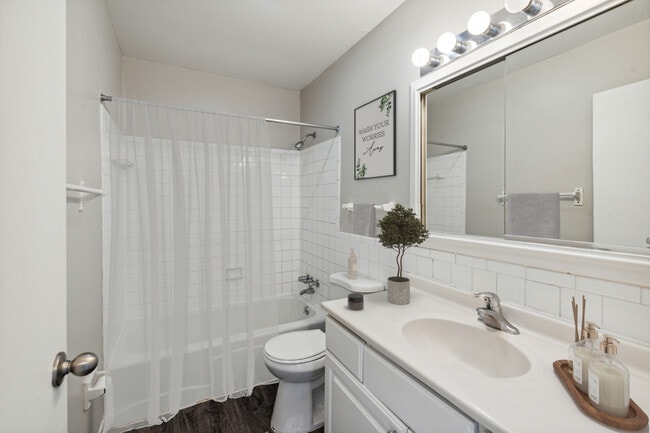 Building Photo - Jamestown Apartments & Townhomes