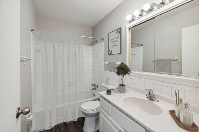 Foto del edificio - Jamestown Apartments & Townhomes