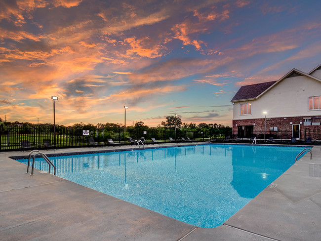 Vista a la piscina - The Greens at Shawnee