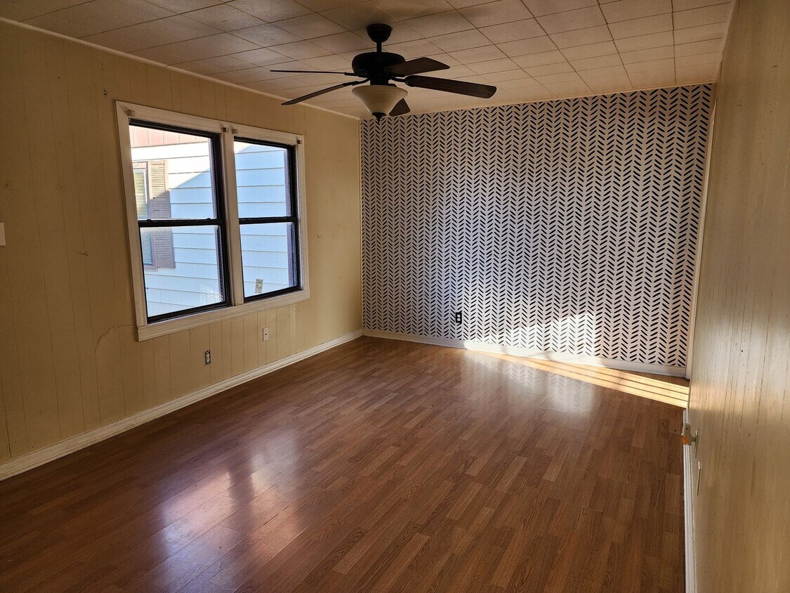 Primary Photo - 2bedroom 1 bathroom water is paid by landlord