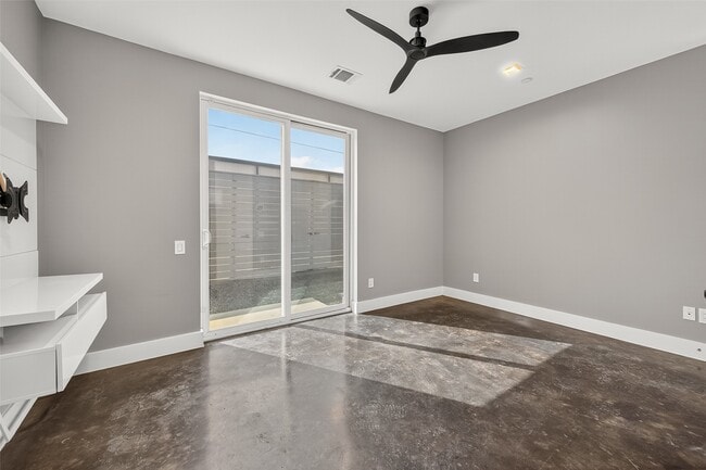 Building Photo - 5919 E Post Oak Ln