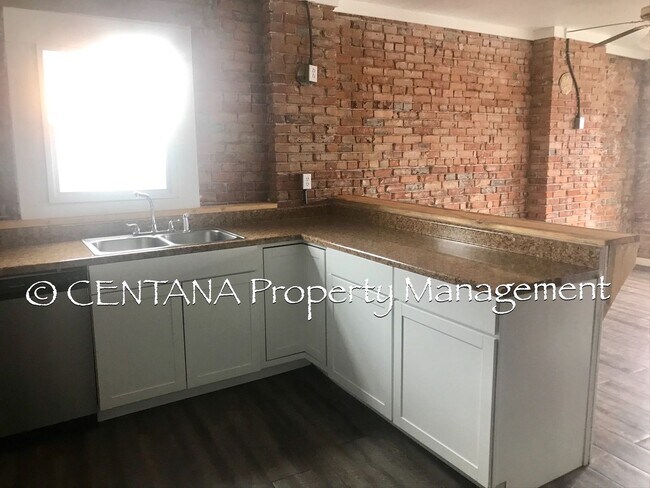 Building Photo - Open concept floorplan with a modern look!