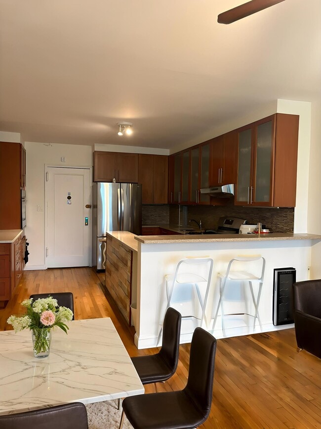 Building Photo - 300 W 53rd St