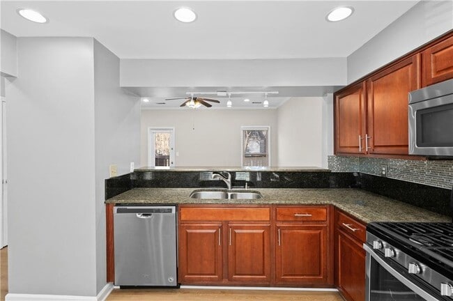 Building Photo - 410 Wedgewood Way