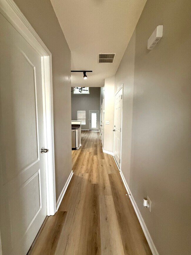 Foto del edificio - Renovated  3 Bed 3.5 Bath Town Home