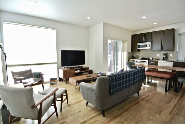 Building Photo - Modern, Stand Alone Home in the heart of Ballard!