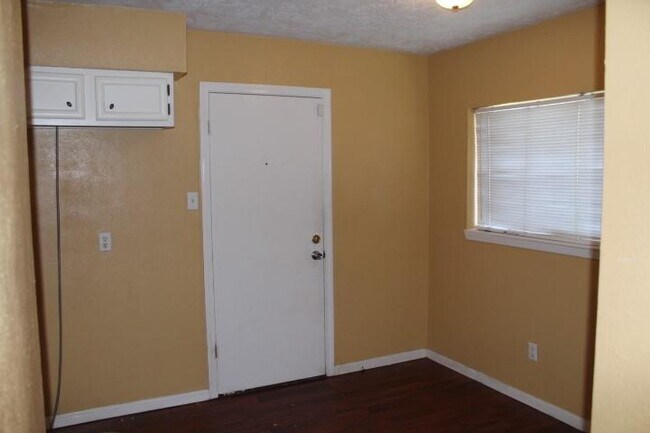 Building Photo - 8815 Yvonne Dr