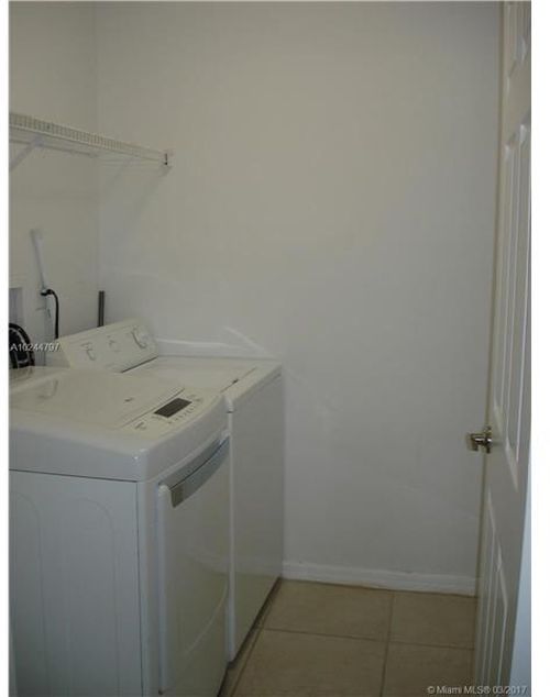 Foto del edificio - 9610 NW 2nd St