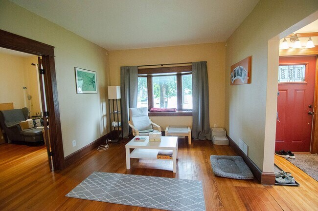 Foto del edificio - Charming & Spacious Main-Level Apartment Near Downtown