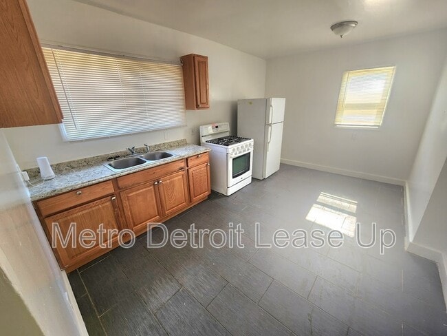 Building Photo - 3651 Buckingham