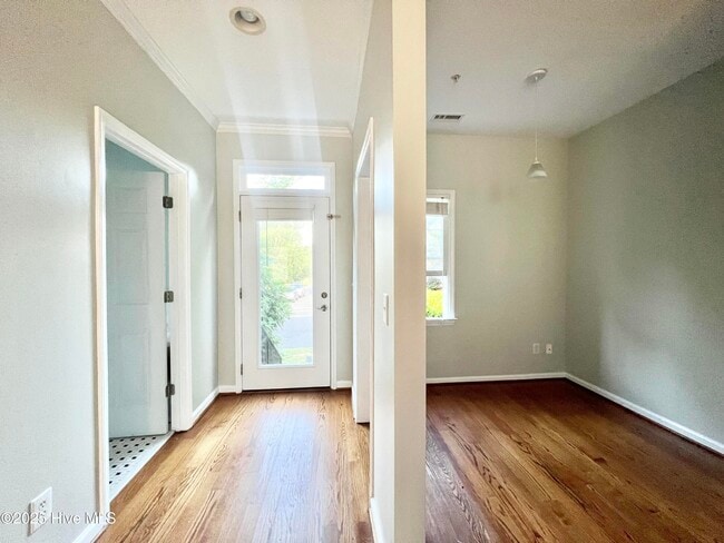 Building Photo - 910 Highgrove Dr