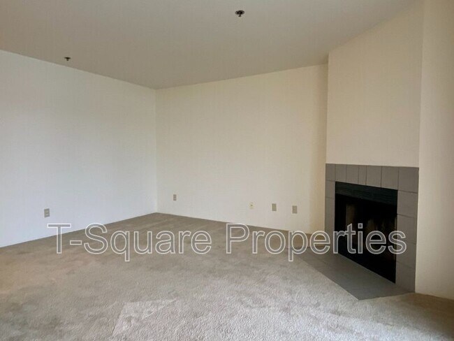 Building Photo - 9719 Holly Dr
