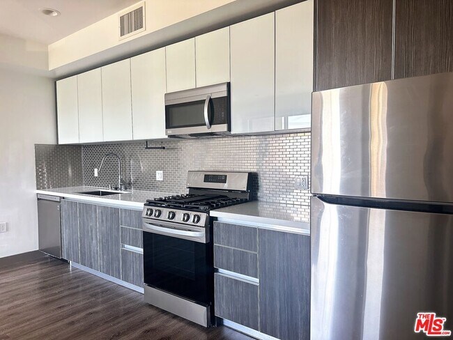 Foto del edificio - 552 N Hobart Blvd