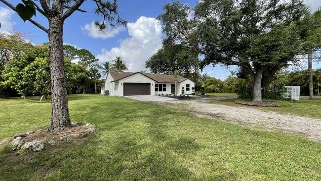 Building Photo - Spacious 3-Bedroom Oasis in Loxahatchee with 2 Full Baths