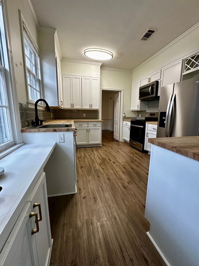 Foto del edificio - 724 Meadowbrook Rd