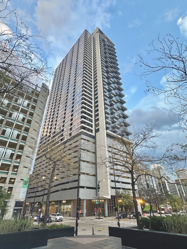 Building Photo - 235 W Van Buren St