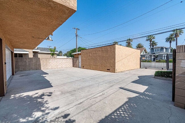 Building Photo - "Chic & Spacious 2-BR Gem in Covina: Moder...