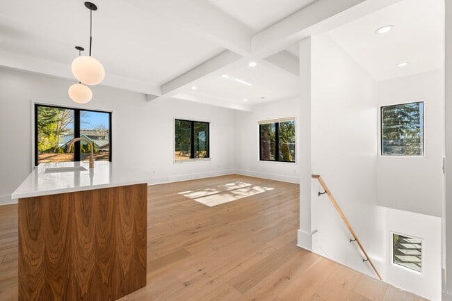 Building Photo - 2245 SE Brooklyn St