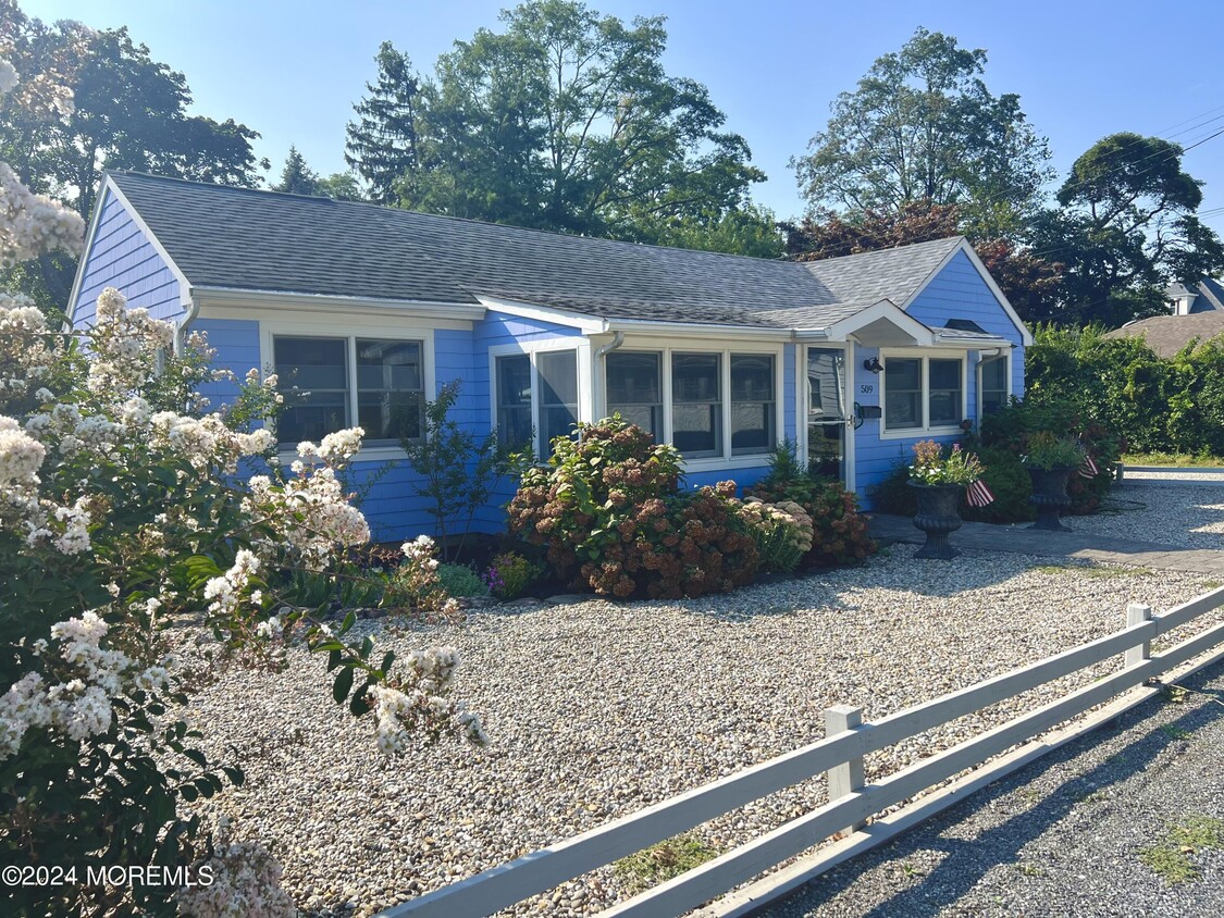 Primary Photo - 509 Riverwood Park