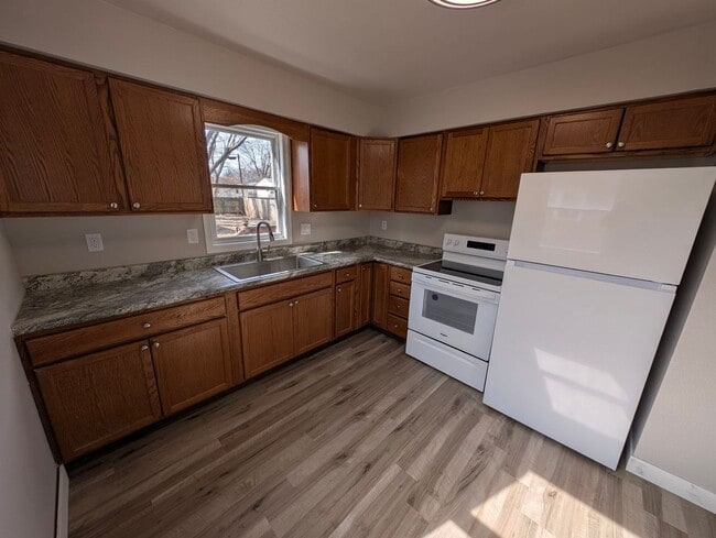 Building Photo - 2 Bedroom, 1 Bathroom house with garage an...