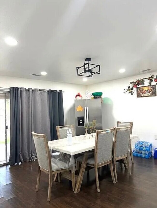 Foto del edificio - 1021 Claire Ave