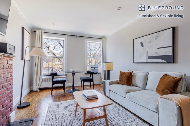 Building Photo - 562 Hudson St