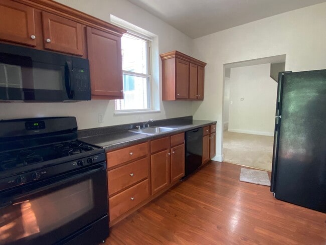 2BR Townhouse with Fully Equipped Kitchen & W/D Included! Great Location! Call Now! - 2BR Townhouse with Fully Equipped Kitchen & W/D Included! Great Location! Call Now!