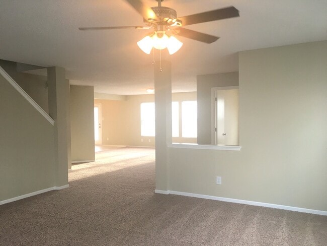 Building Photo - Beautiful 6 Bedroom 3 Bathroom 2 story Hom...