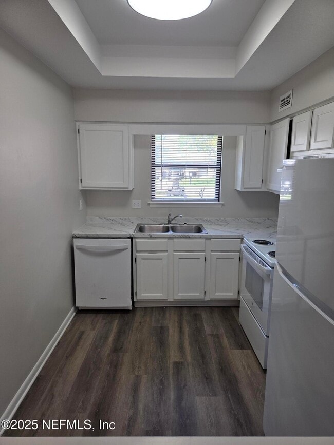 Building Photo - 1681 Dogwood Cir