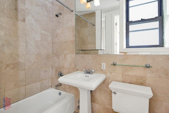 Foto del edificio - 345 E 5th St
