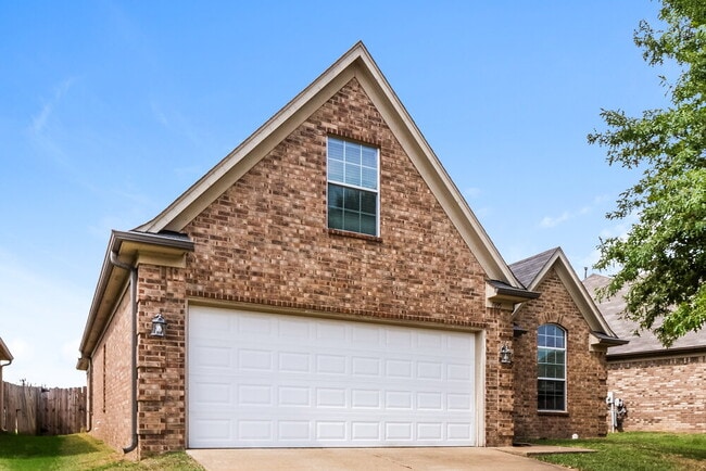 Building Photo - 7895 Ridgedale Dr