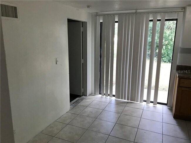 Foto del edificio - 7821 Mandarin Dr