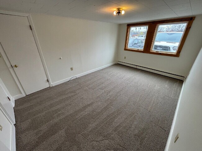 Foto del edificio - Freshly Updated 2BR Apartment – Heat Included | Sanford, ME