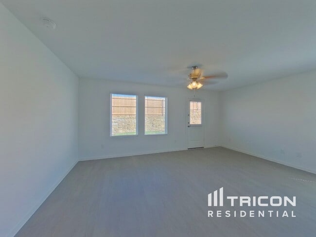 Foto del edificio - 10700 Dusty Rnch Rd