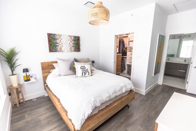 Photo du bâtiment - 5228 Savile Row