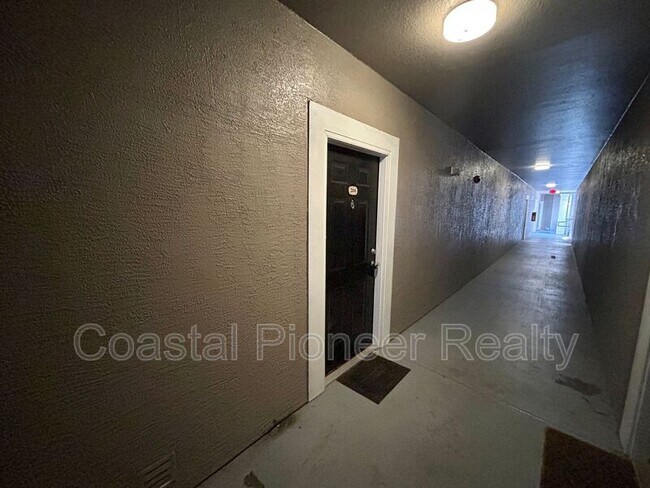 Building Photo - 9301 Crescent Loop Cir