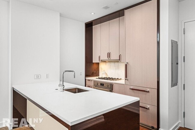 Building Photo - 261 W 25th St