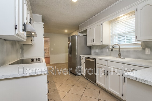 Building Photo - 705 Meadowood Dr