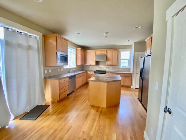 Building Photo - Kenmore Home..!!!