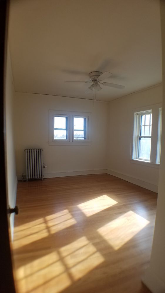 Building Photo - Upper 2 bedroom apartment in Wauwatosa