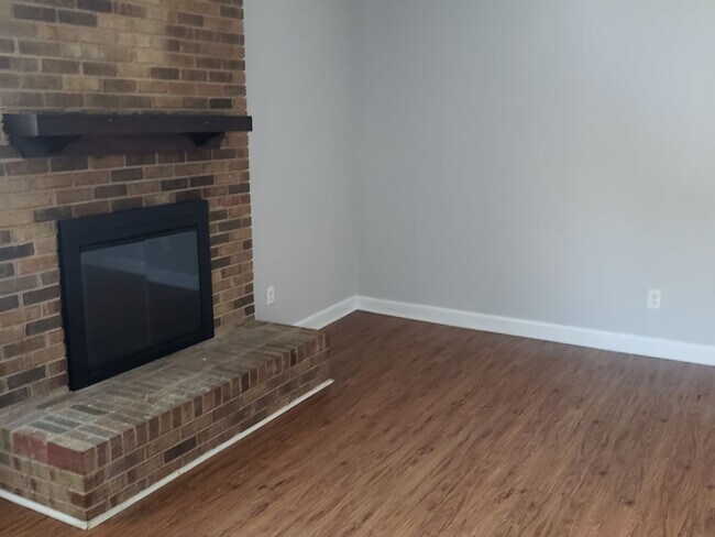 Foto del edificio - 8111 Marcus Ln