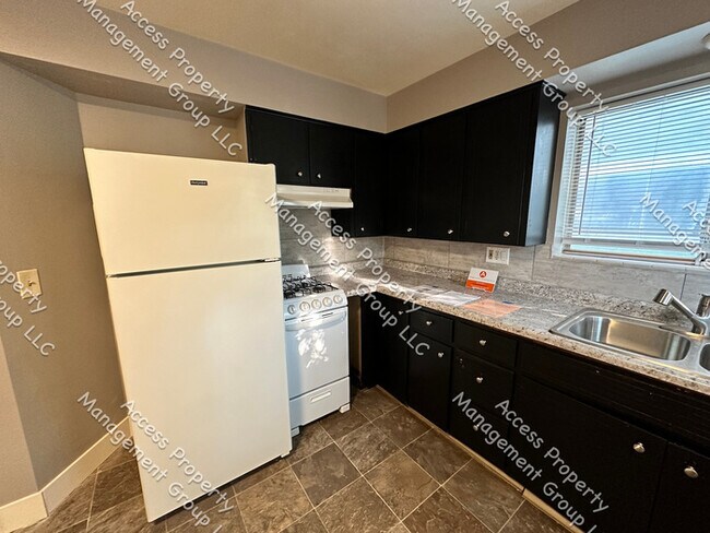 Building Photo - SE Side Updated One Bedroom Unit