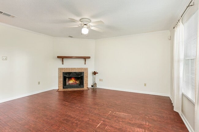 Building Photo - 2 Bedroom Townhouse off Coursey Blvd. - Co...