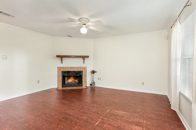 Foto del edificio - 2 Bedroom Townhouse off Coursey Blvd. - Co...