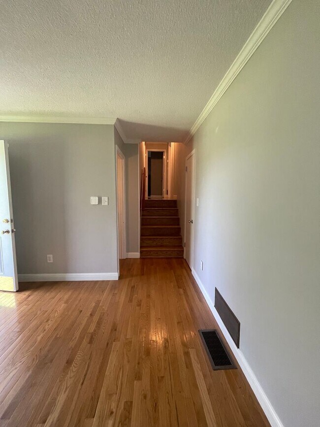 Building Photo - Maryville 37801 - 3 bedroom, 1.5 Bath home...