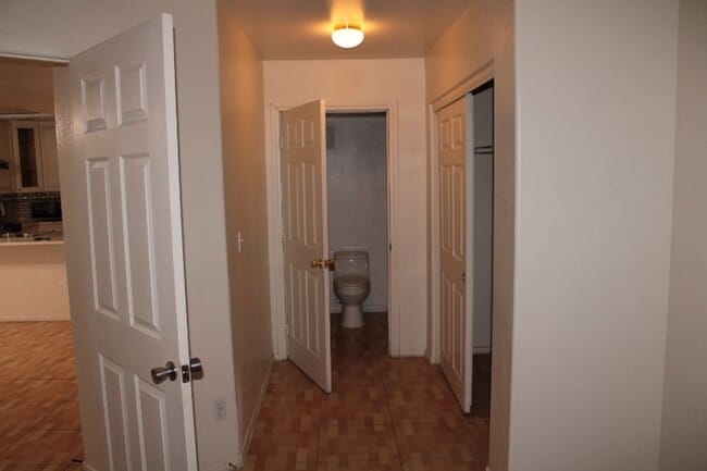 Building Photo - Nice 1000 SF Townhouse for rent in gated c...
