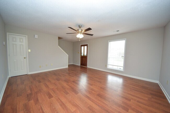 Foto del edificio - Updated 3 bedroom, 2.5 bath town home betw...