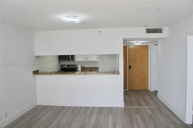 Foto del edificio - 7601 E Treasure Dr