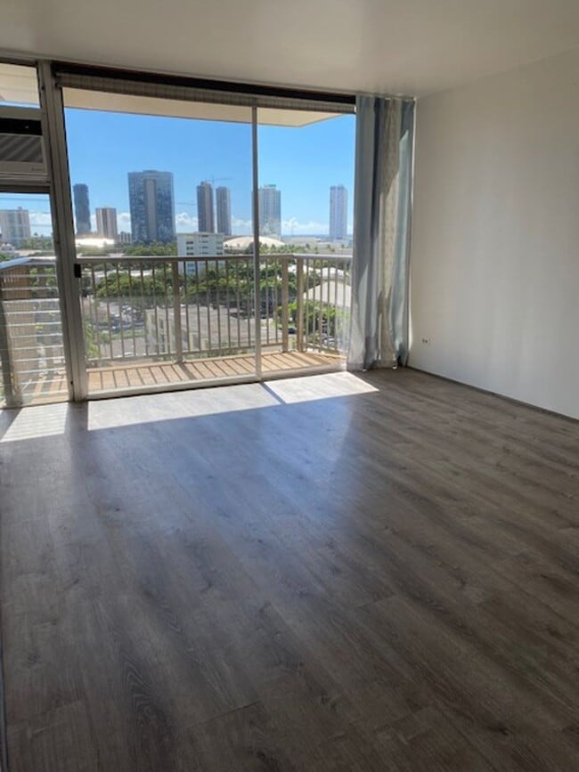 Building Photo - Two Bedroom, 1 Bath w/ parking Utilities included